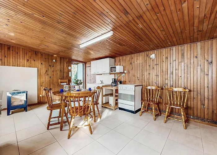 Stunning In Feriehus La Bazouge-de-Chemeré